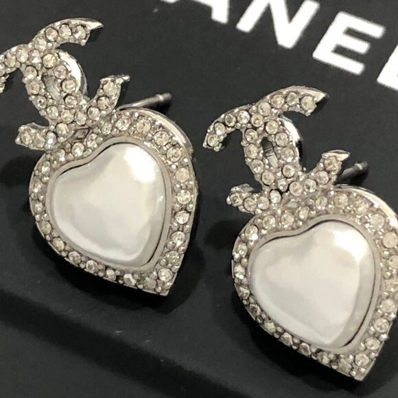 CHANEL CC Logos Rhinestone Pearl Heart Stud Earrings Silver Tone B23B Auth w/Box - Picture 5 of 10